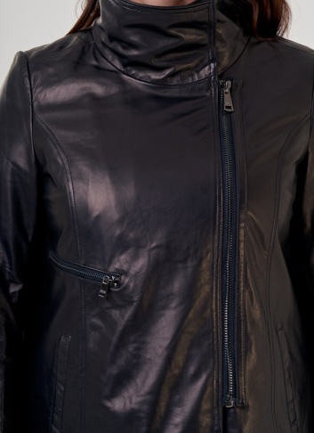 Кожаная куртка на молнии в черном цвете