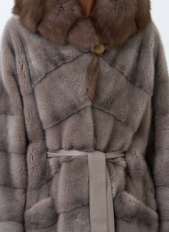 Длинная шуба из меха норки с капюшоном из меха куницы