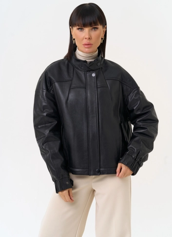 Женский пуховик из натуральной кожи черного цвета