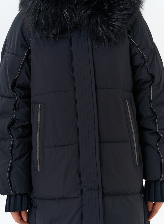 Женский пуховик с капюшоном из меха енота