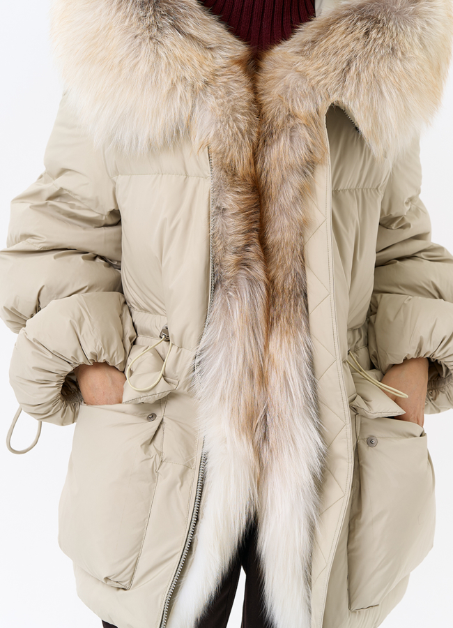 Женский пуховик с капюшоном из меха лисы модель № 31981 универмаг малина