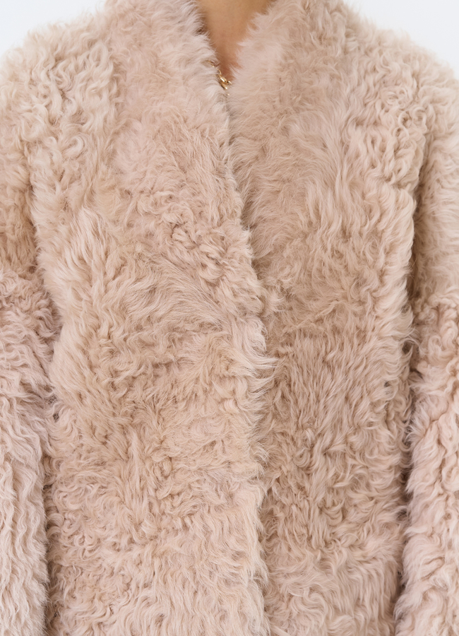 Женская короткая двухсторонняя дубленка  модель № 31854 универмаг малина