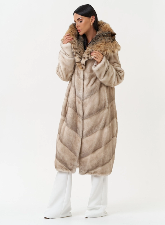 Женская шуба из меха норки с капюшоном из меха рыси фото
