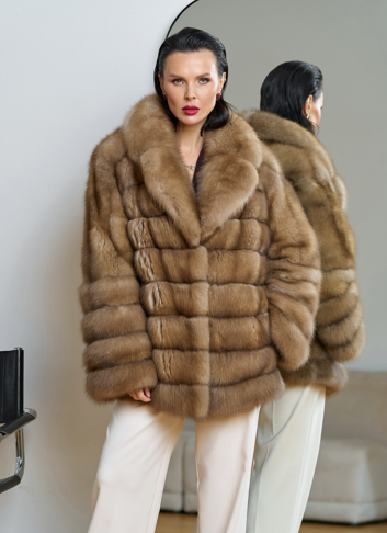 Женская шуба из куницы с английским воротником