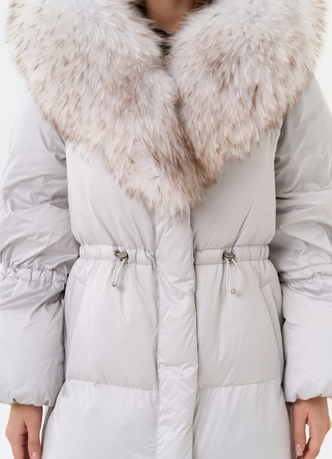 Светлый пуховик с капюшоном из меха лисы модель № 31700 универмаг малина