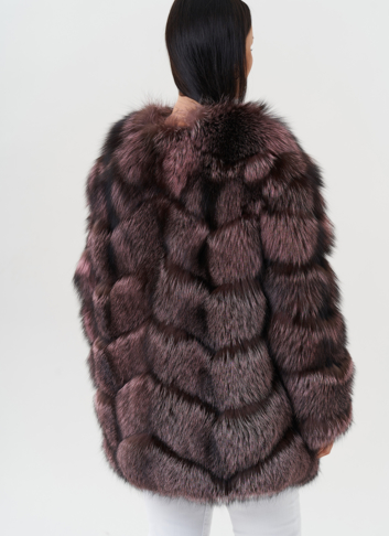 Женская шуба из меха чернобурки розового цвета