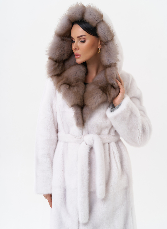 Белая шуба из норки с куницей